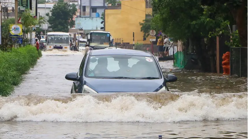 There is no sign of disaster stopping, alert of heavy rain again from Monday in Gujarat, Baroda is drowning in 8 feet water.